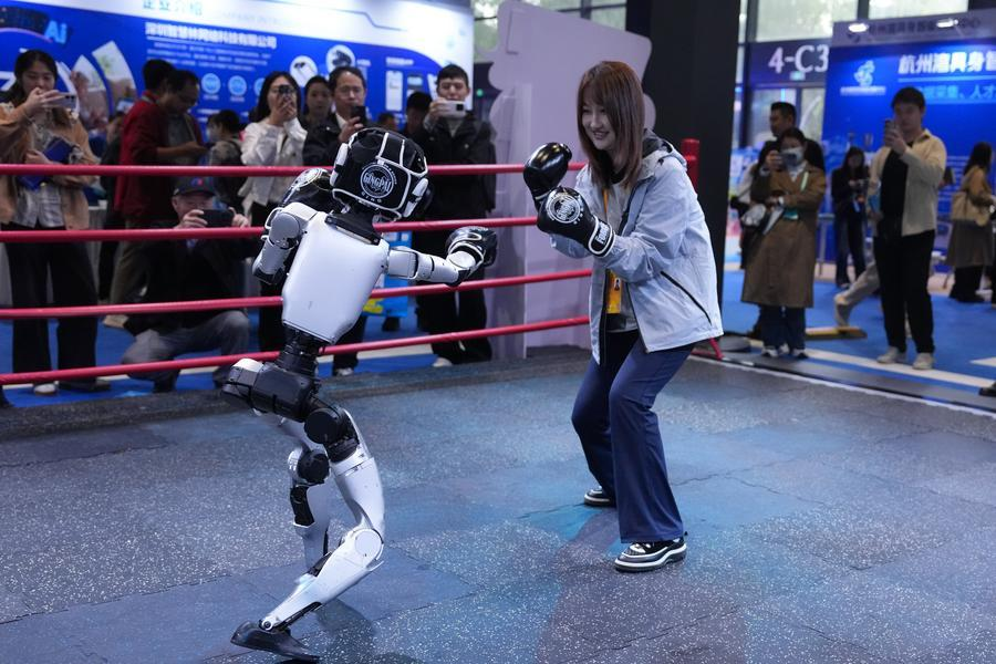 ChinaChatShow's tweet image. #Chinese #humanoids have “demonstrated real #progress in advanced mobility and the ability to perform multiple tasks effectively," says Gary Shapiro, CEO of the U.S. Consumer #Technology Association, adding, “Every year, the leaps we witness in #robotics are astounding.”