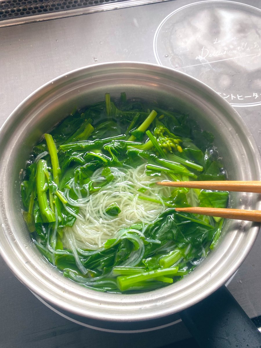 salt0302's tweet photo. カロリー低めの四川風米粉麺🍜　お家にあるお野菜と冷凍餃子🥟入れて家族外出中なのでひとりランチ。ピリ辛うま〜！
#プロモーション
＃ケンミン食品から提供いただきました
#RSP113に参加しました
#サンプル百貨店
#ケンミン食品
#米粉専家四川風麻辣湯 https://t.co/mNUR0Rlw8a