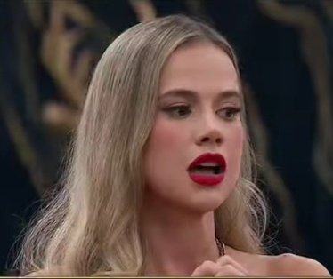 Virualakrana's tweet image. El rostro de la soberbia, del ego mal colocado, de alguien que se cree superior. Subestimar al adversario es un gran error. La falta de humildad la liquidó. #Yipio estaba preparada para salir, #Cinzia y su soberbia no. 
#GranHermanoGeneraciónDorada #gh #Argentina #GranHermano