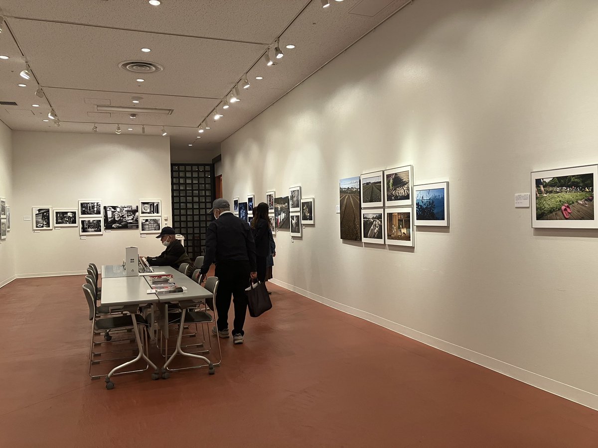 GENKEN_PHOTO's tweet photo. 入江ゼミ展「共生」が始まっています。組み写真で展示された作品の数々。それぞれのストーリーをご覧ください。#東京芸術劇場アトリエウエスト　#写真展 https://t.co/j9A5zgBkK2