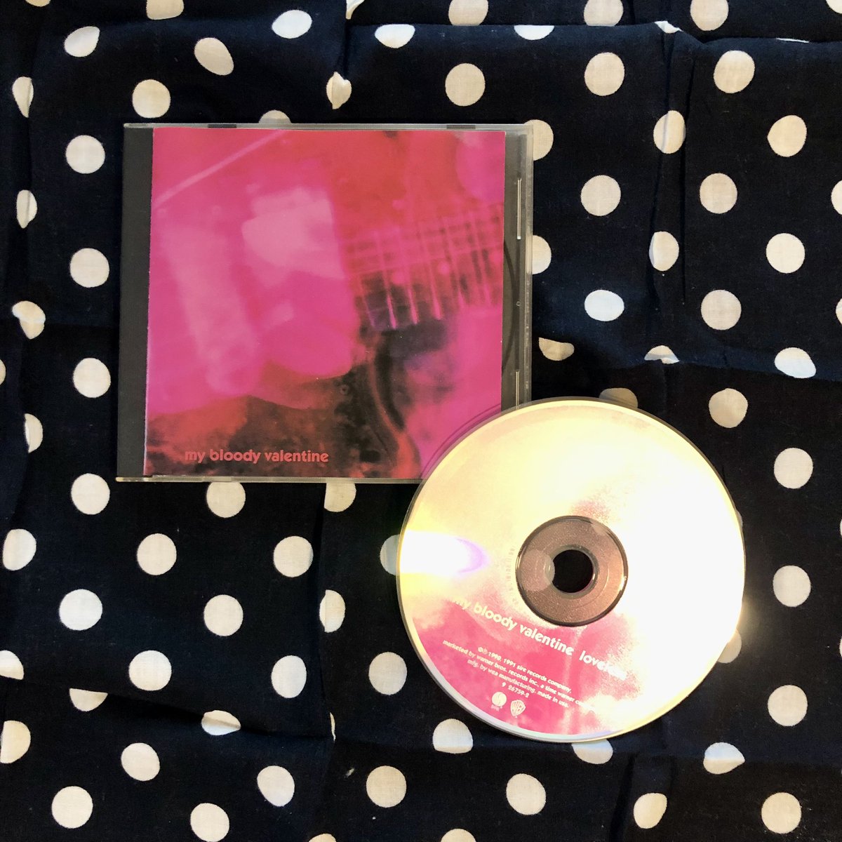 僕のCDラックから
my bloody valentine - loveless(1991)

シューゲイザーの金字塔となった伝説のアルバム。 彼らの織りなす退廃美、浮遊感、甘美なメロディは、 35年経った今も、絶望的なまでに新鮮。

#mybloodyvalentine #shoegaze #僕のCDラックから