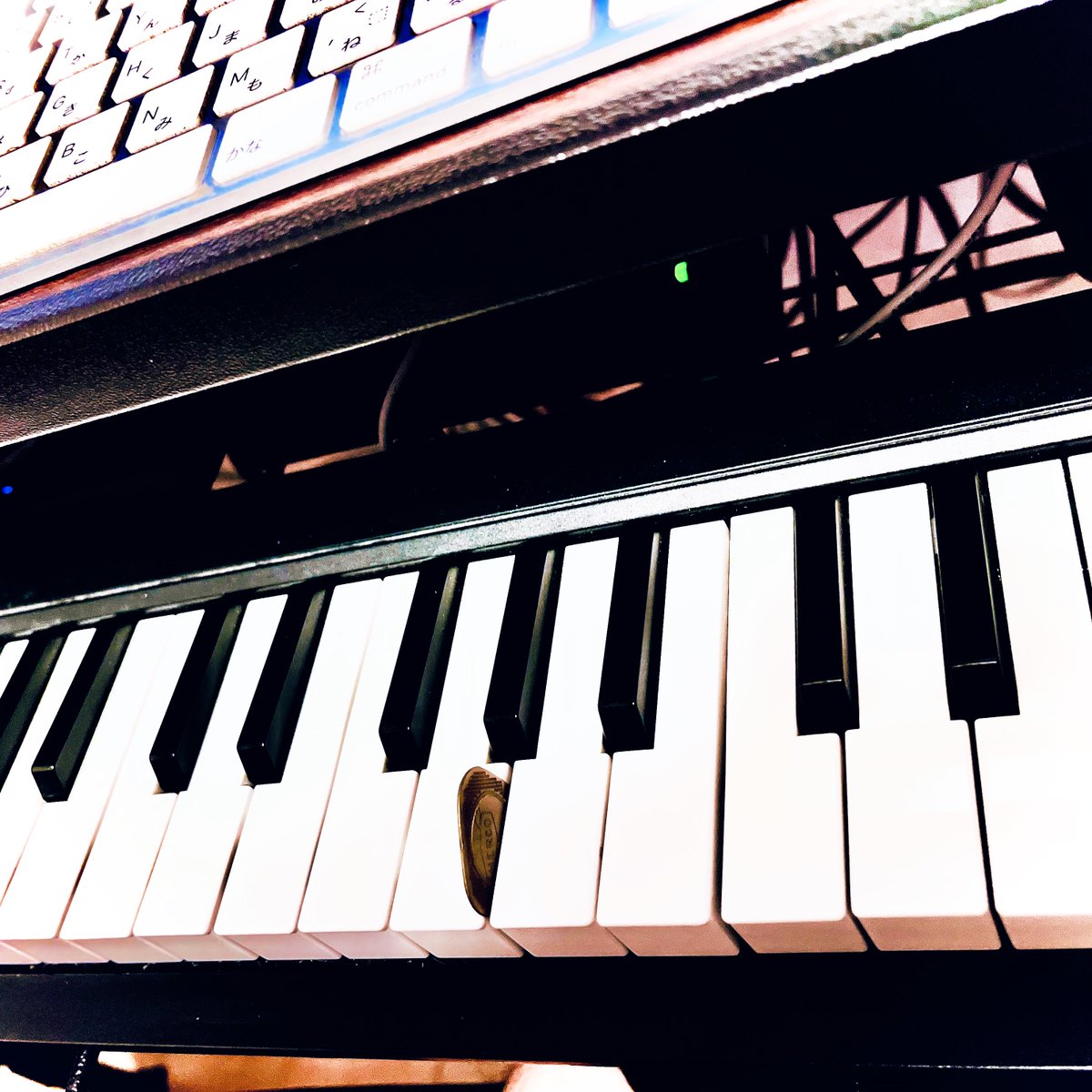 sugiurayuki's tweet image. …セーフ!!!!

#DTM キーボードの隙間にピックが入って取れなくなるあるある