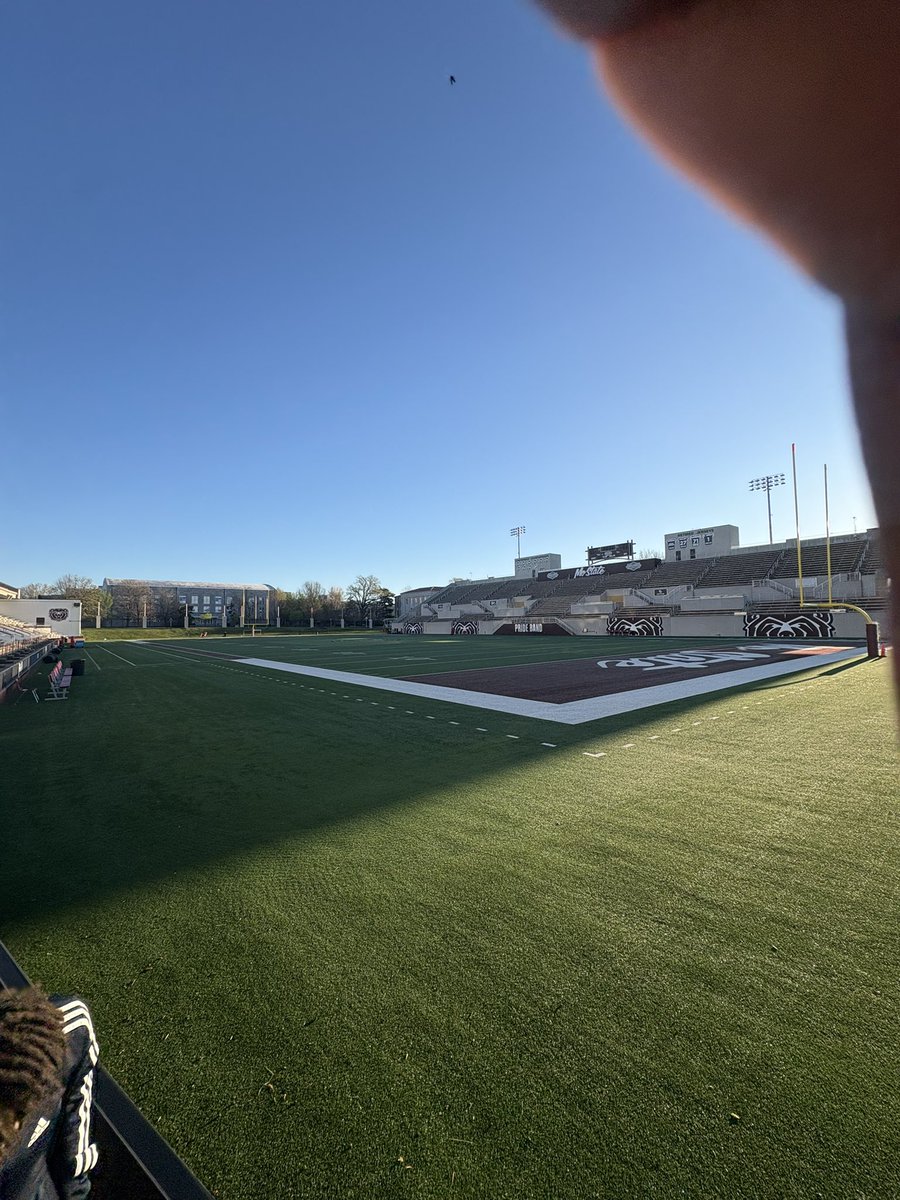 TavianMorris29's tweet photo. I had a great time meeting the RB coordinator @CoachFoster_ at Missouri State, and I’d love to come back and visit again!! 

@Coach_SandersQ @adam_pender @DrewBartels0 @247recruiting @247Sports @PrepRedzoneAR @EarlGill10 https://t.co/FUTNwT0hyB