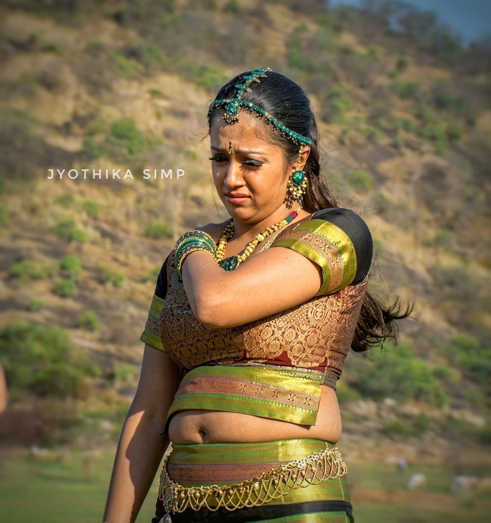 albatrooss789's tweet photo. Jyothika 

Old vintage bubbly milky jyothika 
Uff her small hip show is always best

#jyothika #jyotika #jyothikahot #jyothikasuriya #tamilactress #tamilhot #tamilaunty #actressnavel #90sactress https://t.co/4U84W1lFwx