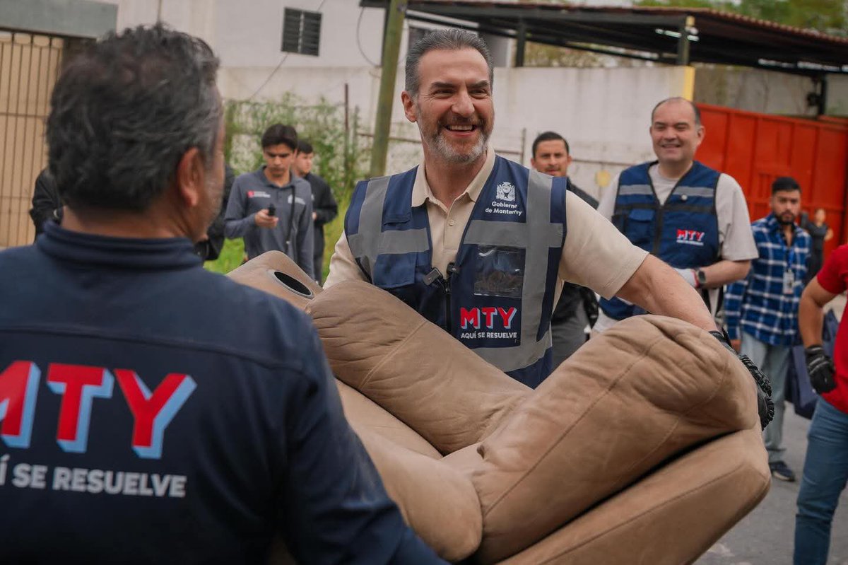 En Monterrey le entramos con todo para recuperar nuestros espacios.

Hoy en la Colonia del Maestro realizamos un operativo integral con limpieza, descacharrización, bacheo y mantenimiento de alumbrado.

En esta administración ya sumamos 246 operativos como este, retirando en
