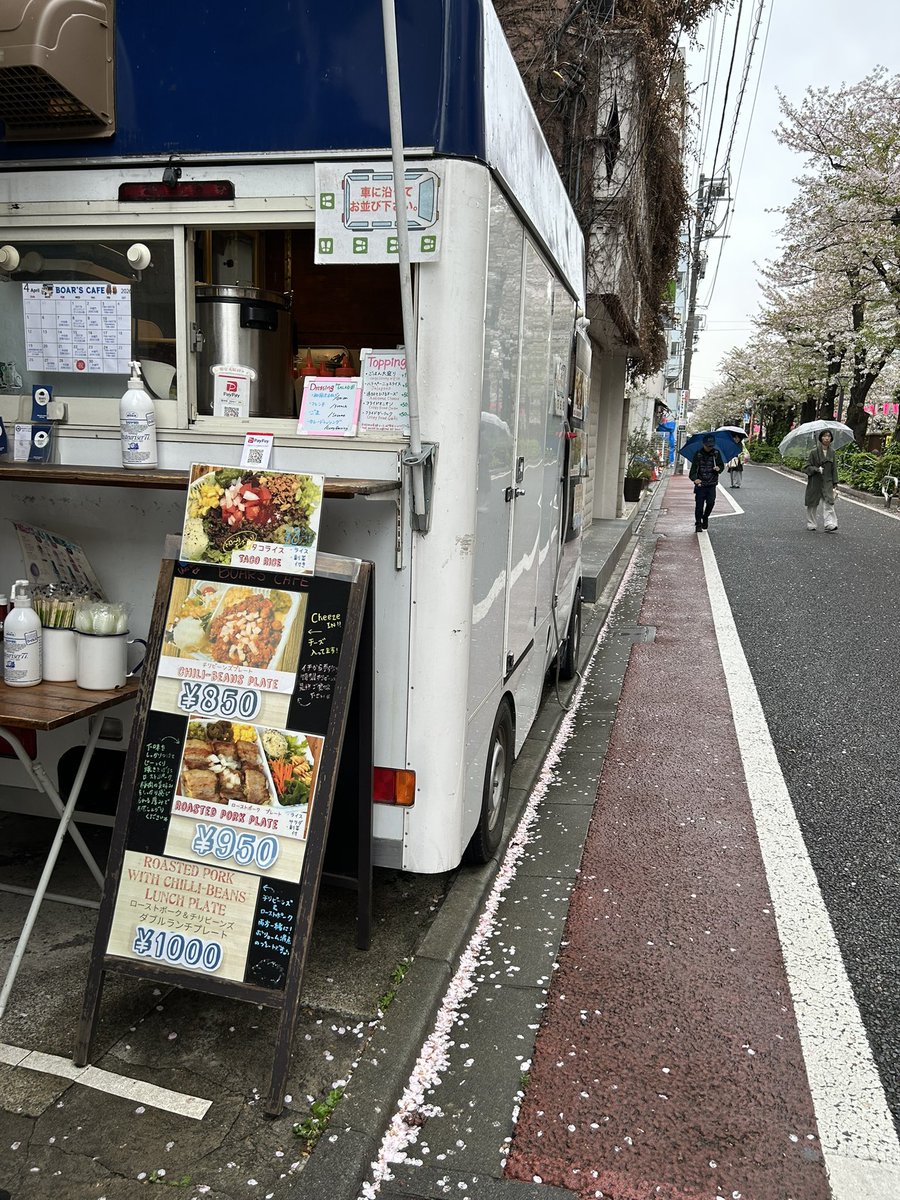 BoarsCafe's tweet photo. こんにちは
BOAR'S CAFEです🐗

桜祭りが終わりましたので
本日から元気に中目黒で出店再開しております

本日のメニューは
チリビーンズ、ローストポーク
気まぐれが　タコライス　です！

本日も皆さまのお越しをお待ちしております！

#BOARSCAFE
#ボアーズカフェ
#くる食
#青葉台
#中目黒 https://t.co/jvFX7ef6lf