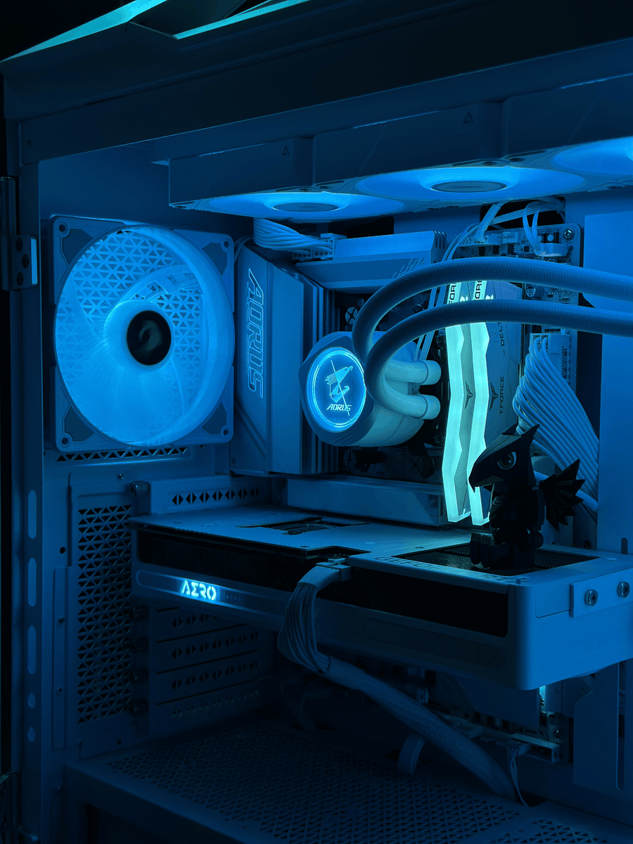 AORUS_NA's tweet image. Check out our Frieren inspired setup! How did we do?

featuring the AORUS SUPREME 5 PC + MO27Q28GR OLED monitor

Drop a 🩵 if you're a fan

#Frieren #GamingSetup #GamingPC #OLEDDisplay #Gigabyte