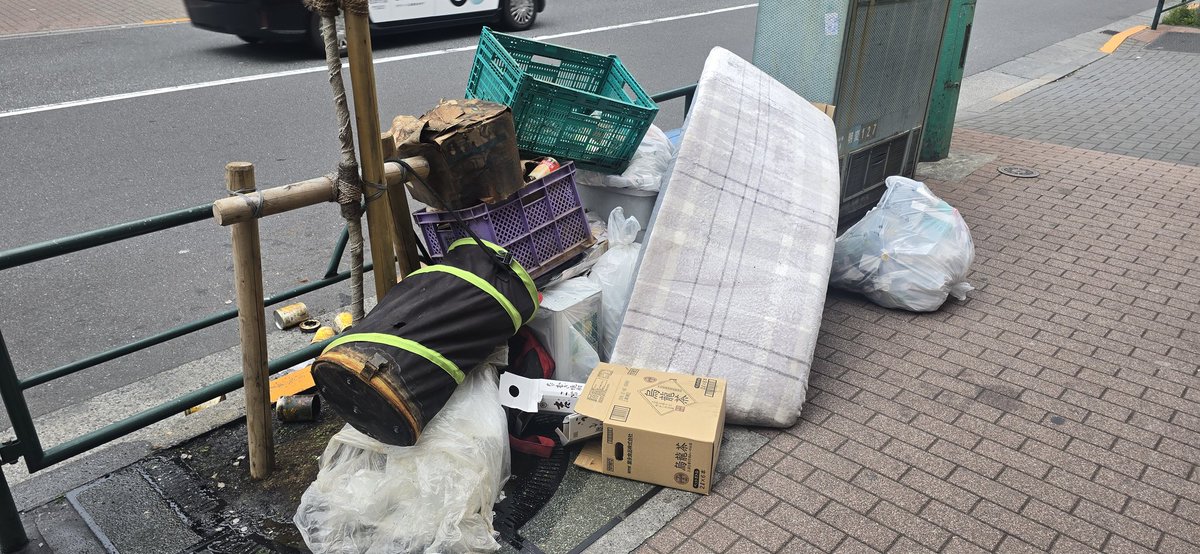 icteru93's tweet photo. 今朝７時頃店の前が知らないゴミで溢れていてカメラを見てみたら外国人のような人が車で運んでる様子が…
この人知ってたら教えてください～
가게앞에 별의별 쓰레기를 차로 갖다 버리고 간 외국인분들..잡히면 뒈짐
#俺も #外国人 #でもこんな外国人は #大嫌い #110番に #진짜 #잡아죽이고싶네 https://t.co/YGZB9uLBdB