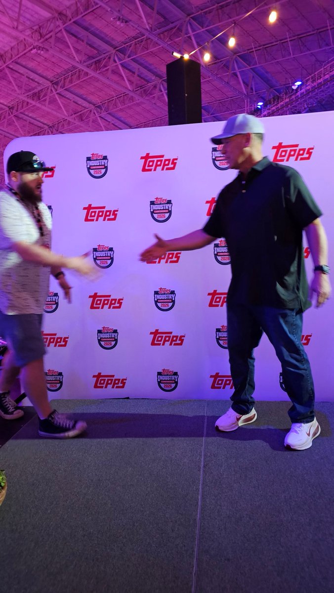 UndergroundBrks's tweet photo. Got to have a photo op with Yankee killer and MLB Triple Play 02 cover athlete @Luisgonzo20!
What a night! Even got to ask him a question about playing ball!
#UndergroundCaseBreaks #ToppsIndustryConference #LuisGonzalez #ThankYou https://t.co/iXXgXNkusY