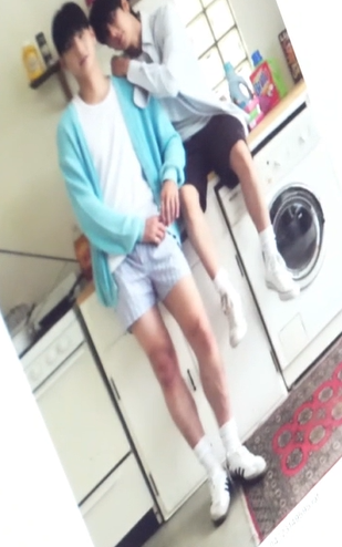 yellowgingko19's tweet photo. the difference in their legs drives me insane https://t.co/O2K2uz4z0T
