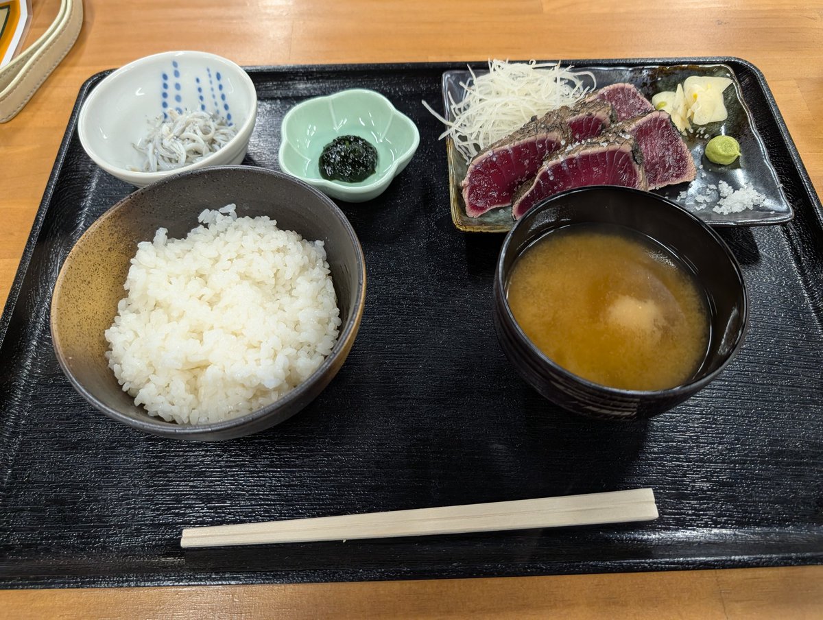 iteking66's tweet photo. 伊東市内､良い感じに食堂が集まった市場が出来た😄
藁焼き堂　カツオのたたき定食
メチャウマ👍 https://t.co/kDISHI2git