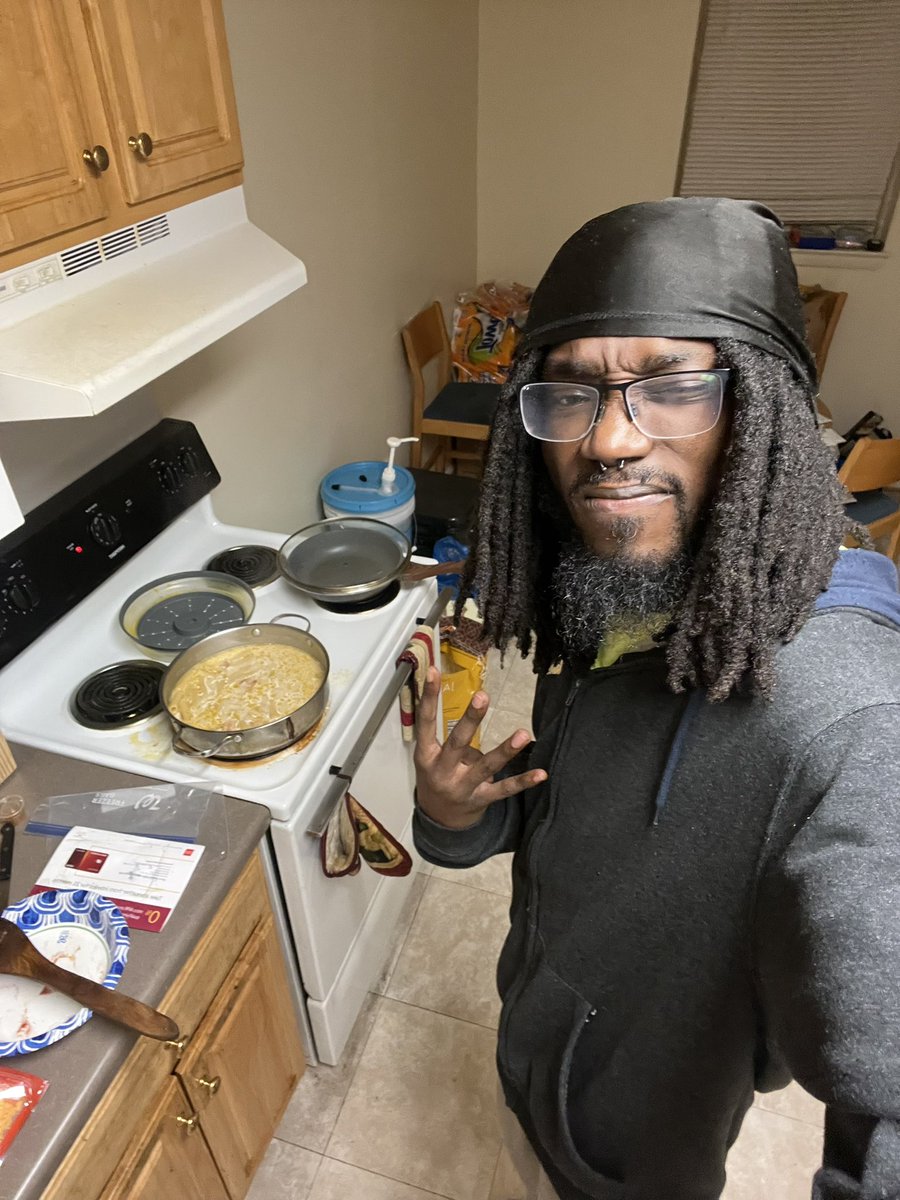 knownasmo_'s tweet photo. i watched too much food network as a kid to not be in the kitchen #ChefMo #MoVinsmoke #SanjiDisciple https://t.co/RzGH6ldeoz