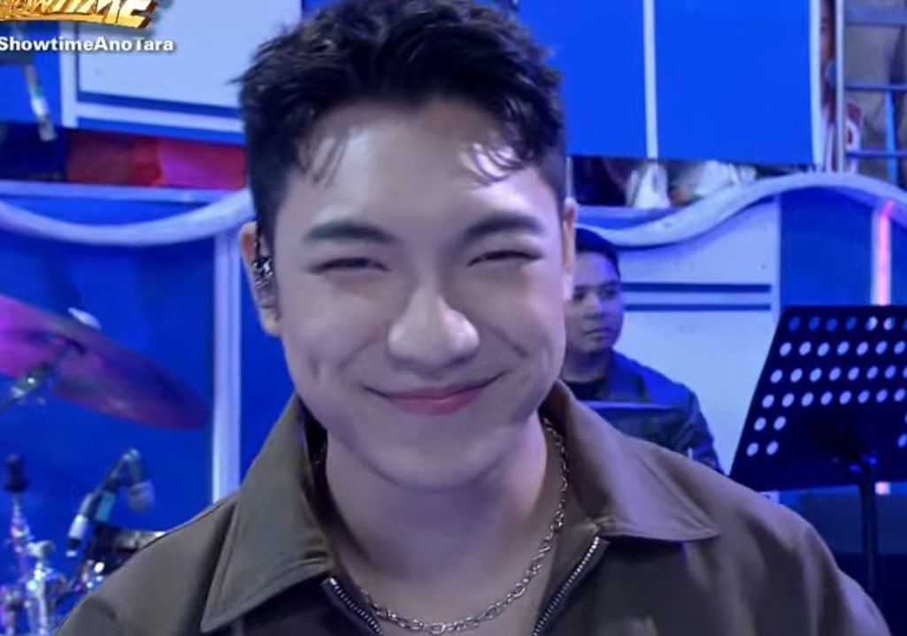 HIS SMILE, DIMPLES AND EYES ARE JUST SOOO AAAHHH D' CUTEST💚

 #DARREN <a href="/Espanto2001/">Darren</a>