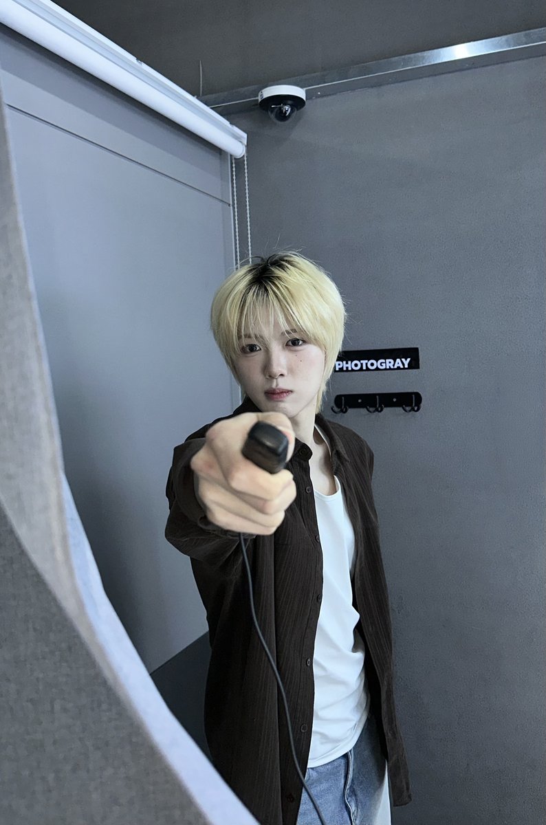 idntt_cosmo's tweet photo. 찰칵 📸

#idntt #아이덴티티 #アイデンティティ
#yesweare #김성준 #kimseongjun https://t.co/NmQoPn5rNW