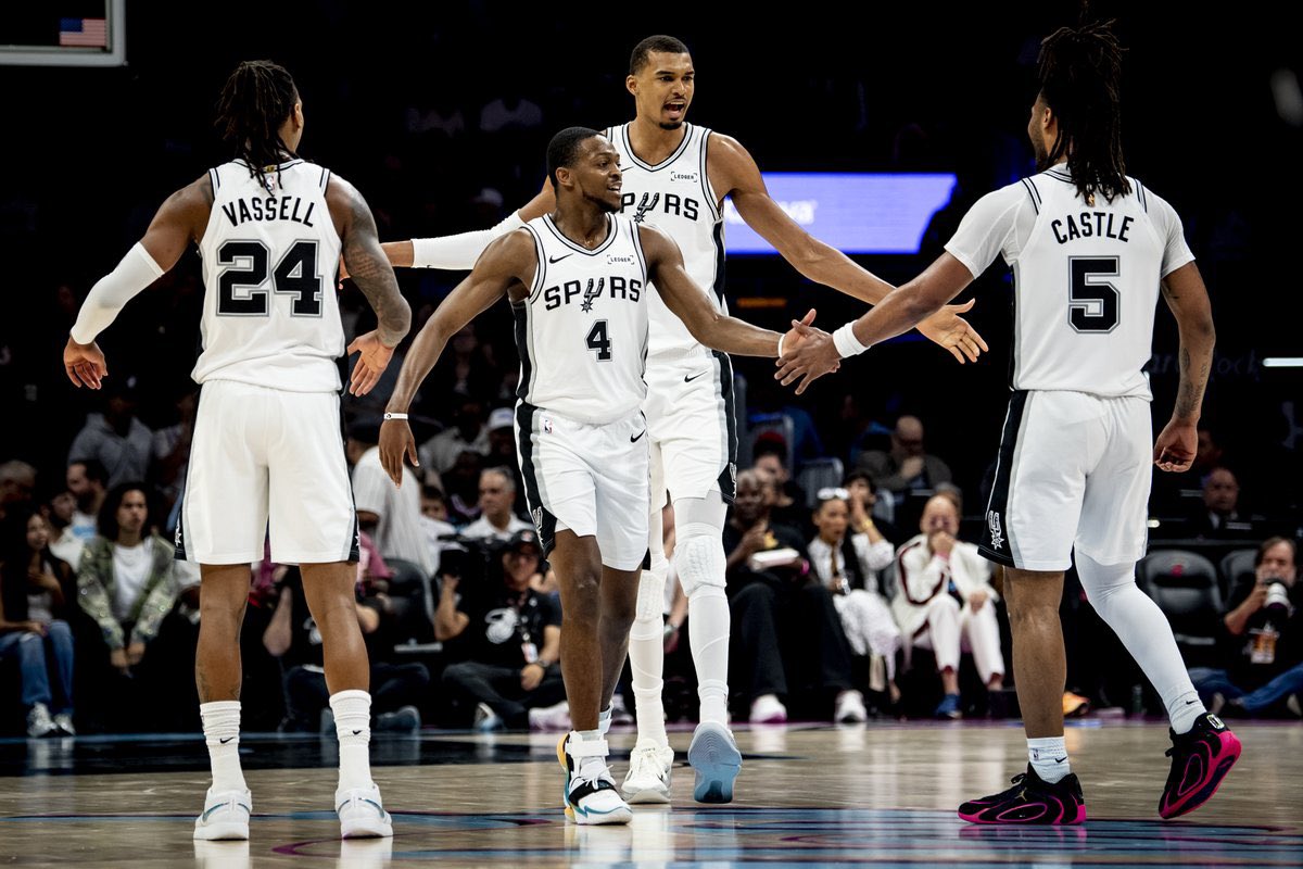 Quebrandotabela's tweet photo. O San Antonio Spurs voltou ao topo! 🔥

60 vitórias na temporada — algo que não acontecia desde 2016-17.

Juventude, talento e muita bola… ESSE TIME É UM PROBLEMA! 🍿😤 https://t.co/Vz3OwNj5vh