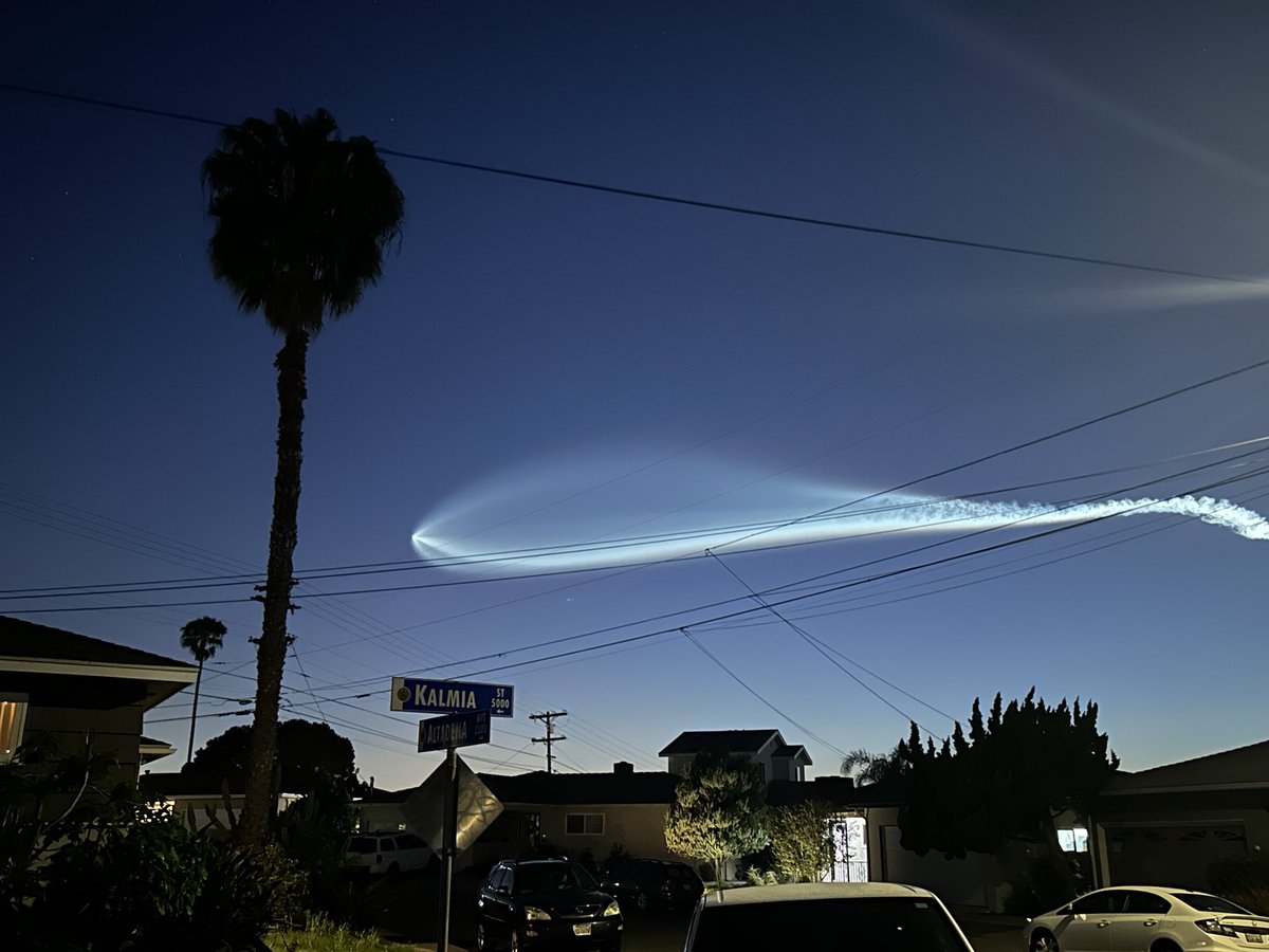 VictorJimenezSD's tweet photo. @SpaceX Falcon 9 over @CityofSanDiego skyline https://t.co/GFqDPIvrYq
