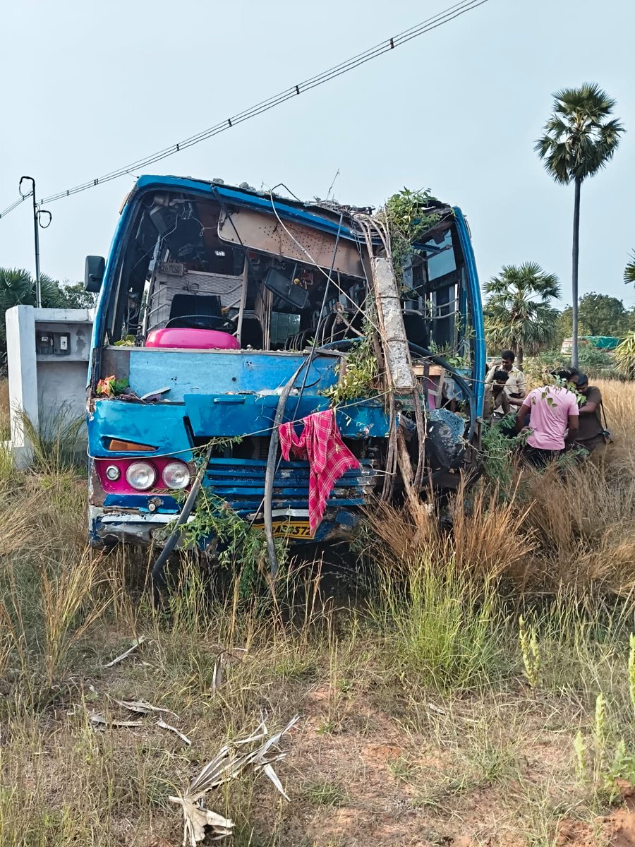sunnewstamil's tweet image. #NewsUpdate | திருநெல்வேலியில் இருந்து தூத்துக்குடி நோக்கி சென்றுக் கொண்டிருந்த தனியார் பேருந்து ஓட்டுநரின் கட்டுப்பாட்டை இழந்து விபத்து

தரிசு நிலத்தில் சுமார் 200 மீட்டர் ஓடியுள்ளது. இதில் 10க்கும் மேற்பட்டோர் காயங்களுடன் மருத்துவமனையில் அனுமதி

#SunNews | #Thoothukudi |