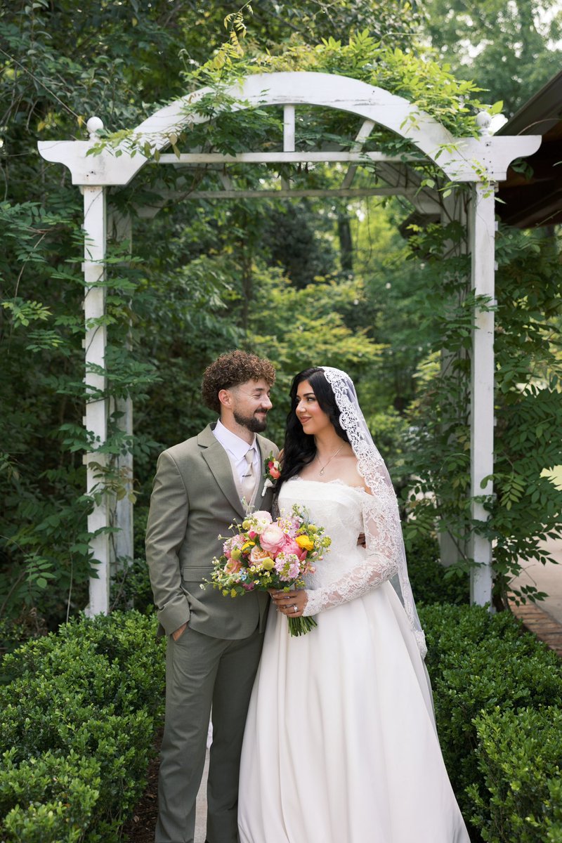 carolineose's tweet photo. Sneak peek of our wedding photos ahhhhh 💒 https://t.co/NVCWA9Ez4K