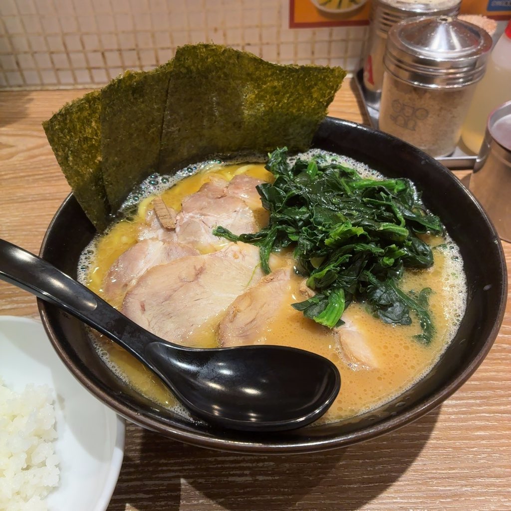 soybeans_greens's tweet photo. 川崎がこっそり朝ラーメンの聖地的存在になってる。
武松家、ずんどう屋、一蘭、ニューともちん、一番館、銀屋、リンガーハット、舎鈴。どこも朝から食べられるのでローテーションしてるだけでも飽きないわコレwww https://t.co/ykfnhyKNyX