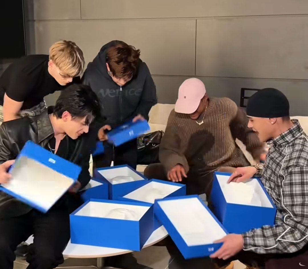2uwjkoo's tweet image. — SANTOS BRAVOS RECIBIÓ UN REGALO DE BTS, RECIBIERON MERCH DE "KEEP SWIMMING", LO FELICES QUE ESTABAN!!! 🥹

Ya veo que se vienen muchos videos haciendole honor a SWIM 🏊‍♂️ 

#STBV #DUAL #BTS