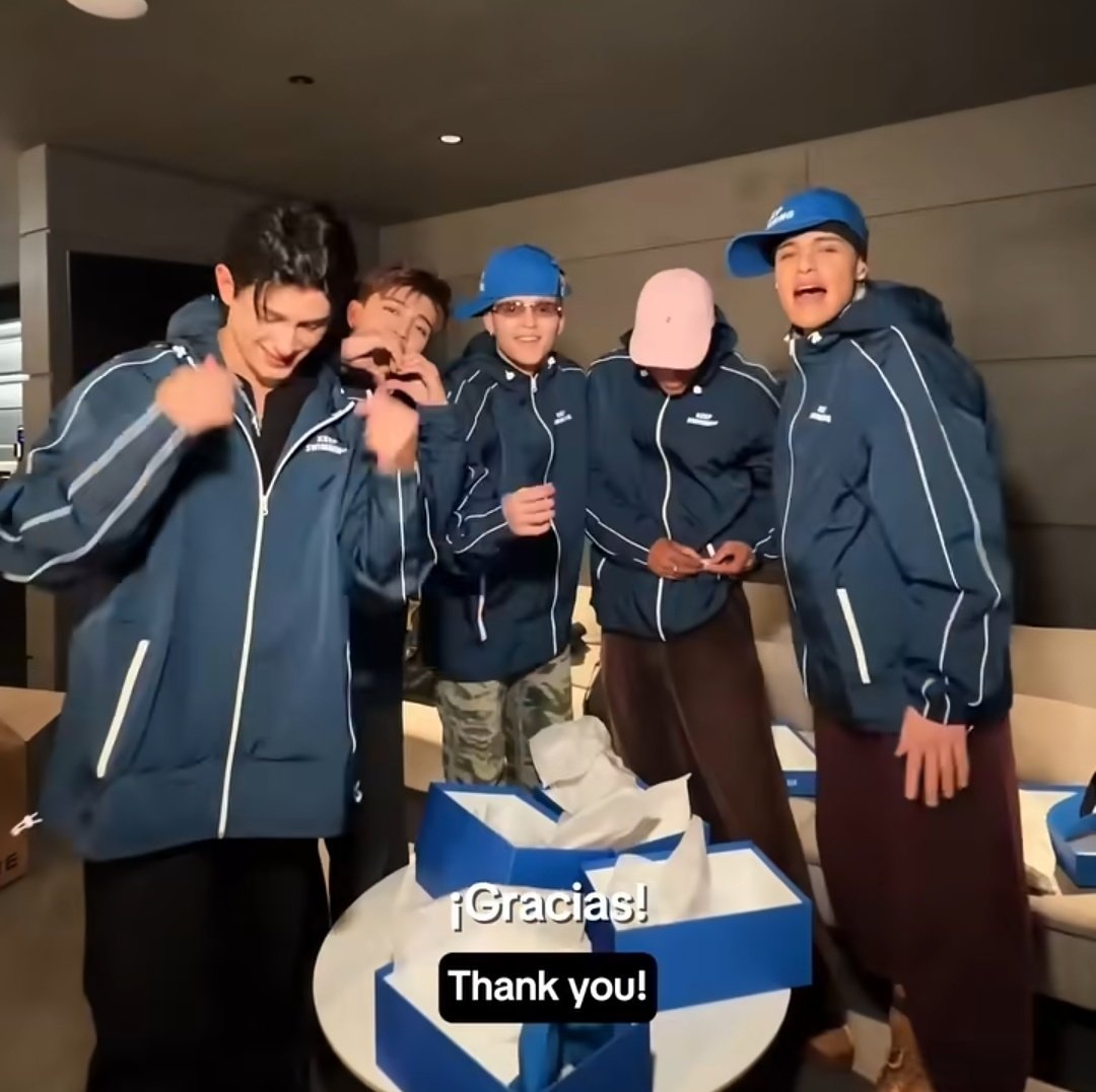 2uwjkoo's tweet image. — SANTOS BRAVOS RECIBIÓ UN REGALO DE BTS, RECIBIERON MERCH DE "KEEP SWIMMING", LO FELICES QUE ESTABAN!!! 🥹

Ya veo que se vienen muchos videos haciendole honor a SWIM 🏊‍♂️ 

#STBV #DUAL #BTS