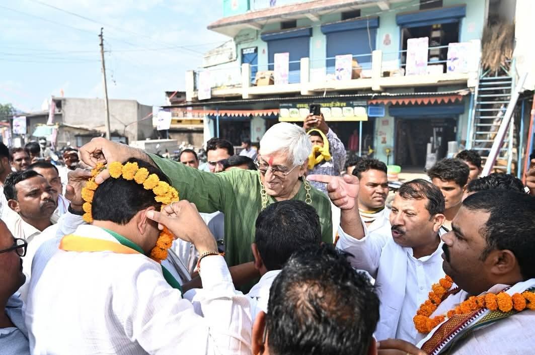 harikushwahaa's tweet photo. लोरमी विधानसभा के डिंडौरी में आयोजित “विधानसभा स्तरीय कांग्रेसजन जुड़ाव एवं संवाद” कार्यक्रम में शिरकत करने पहुंचे पूर्व उप-मुख्यमंत्री श्री @TS_SinghDeo जी का डिंडौरी में ग्रामीणों और कार्यकर्ताओं द्वारा गर्मजोशी से स्वागत किया गया।
@RahulGandhi @kcvenugopalmp @SachinPilot https://t.co/hmsNnXW3Eu