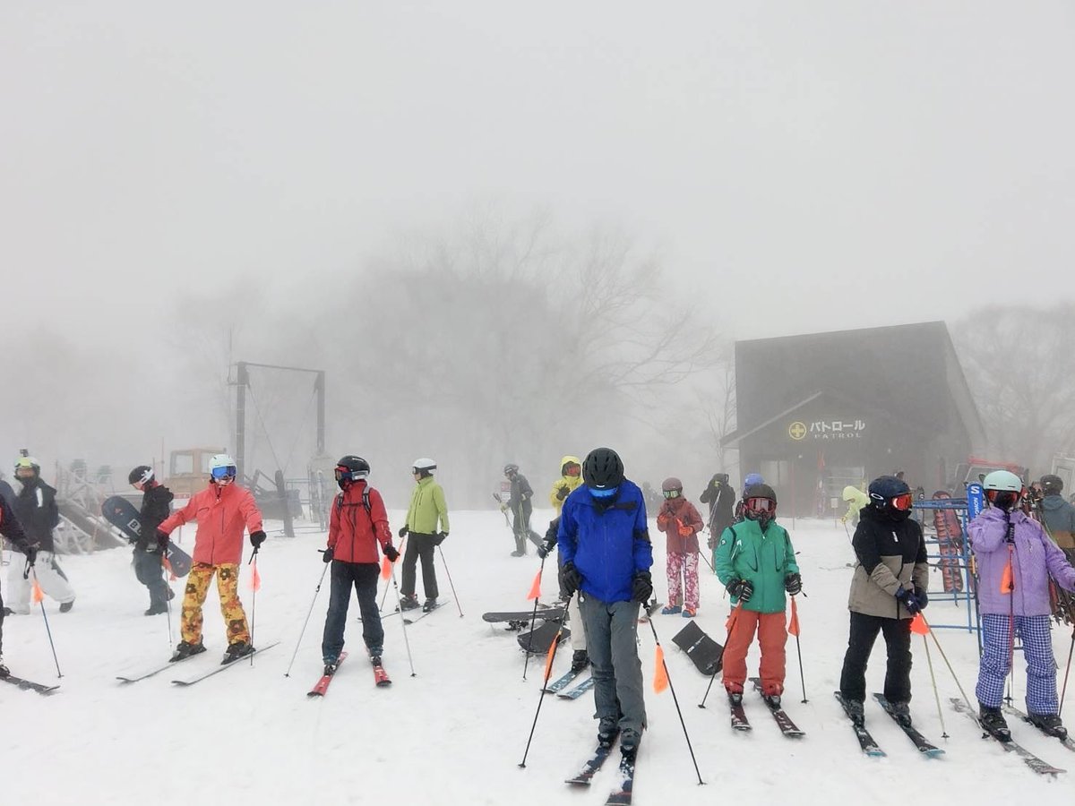 shikiclub's tweet photo. ナイスミドルスキーツアーも今季ラストとなりました❄️
雨の中のかぐらスキー場ですが、元気に滑走中です⛷️✨

ナイスミドルツアー特集▼
https://t.co/YjQoequGIc

#ナイスミドル #スキーツアー #四季スキー https://t.co/BlkJeBPGlF