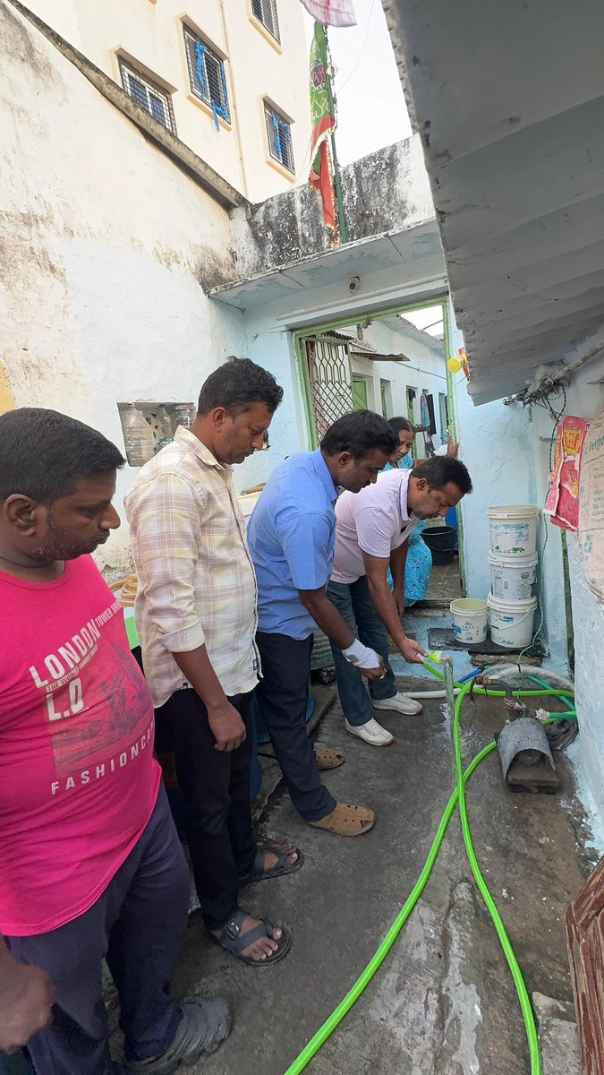 ZafarCorporator's tweet photo. #Majlis_ka_Khadim_Aapki_Chowkhat_pe
On Instruction of @aimim_national President @asadowaisi & @Md_MajidHussain
I early morning along with HMWSSB officials attend the Complaint of low pressure inspected #Door to #Door #Interacted with area people at Aghapura Mallepally https://t.co/yxSA7lh6rp