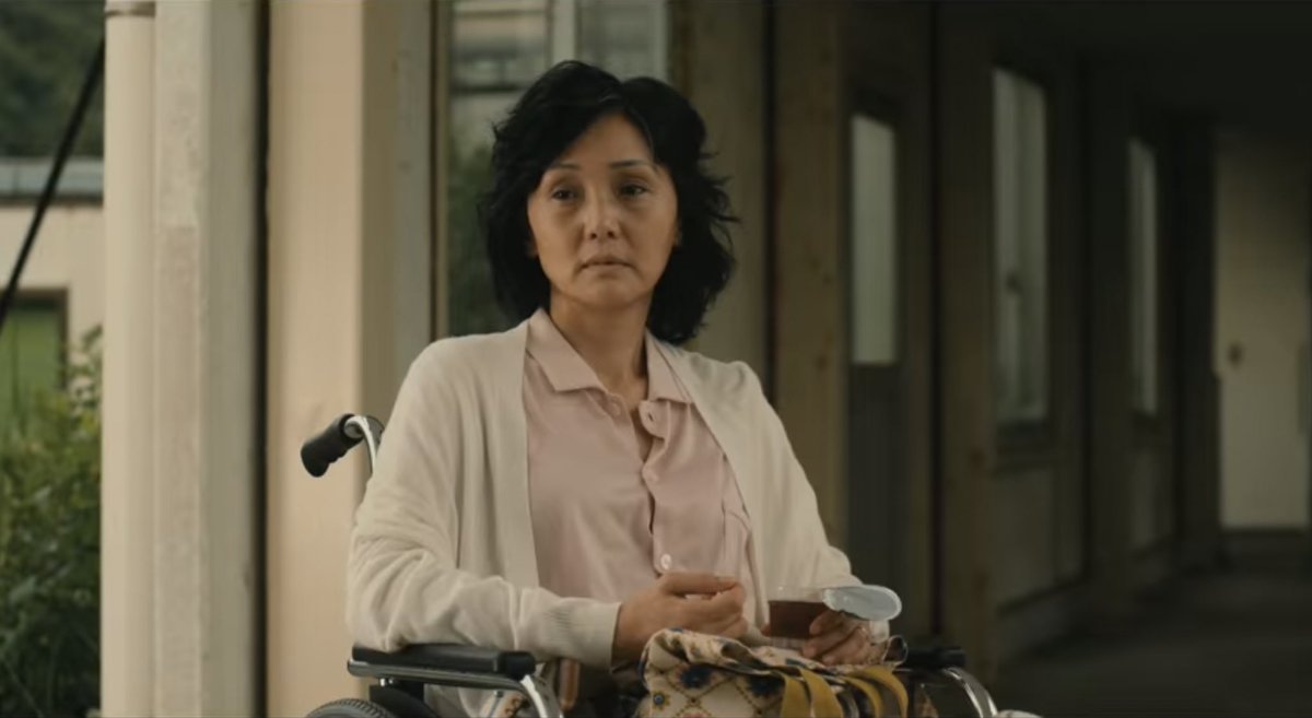 YUI3MOV's tweet photo. 2001年に起きた無差別殺傷事件「附属池田小事件」をモチーフにした映画『葛城事件』アマプラで見れます。

亭主関白で高圧的、家庭内で圧倒的な権力を持つ父親。
その父親に封殺され、思考停止のまま日々を過ごす妻。
会社にリストラされた事を告白出来ず、一人秘密裏に就職活動を続ける長男。
そして声優を目指して一発逆転を狙うニート次男。

この導火線だらけの火薬庫みたいな家族構成で“何が起こるのか？”を目撃してください。
もってかれます。

【あらすじ】
親が始めた金物屋を引き継いだ葛城清は、美しい妻との間に2人の息子も生まれ、念願のマイホームを建てた。
思い描いた理想の家庭を作れたはずだった。
しかし、清の思いの強さは、気づかぬうちに家族を抑圧的に支配するようになる。
長男・保は、幼い頃から従順でよくできた子供だったが、対人関係に悩み、会社からのリストラを誰にも言い出せずにいた。
堪え性がなく、アルバイトも長続きしない次男・稔は、ことあるごとに清にそれを責められ、理不尽な思いを募らせている。
清に言動を抑圧され、思考停止のまま過ごしていた妻・伸子は、ある日、清への不満が爆発してしまい、
稔を連れて家出する。
そして、迎えた家族の修羅場…。
葛城家は一気に崩壊へと向っていく──。