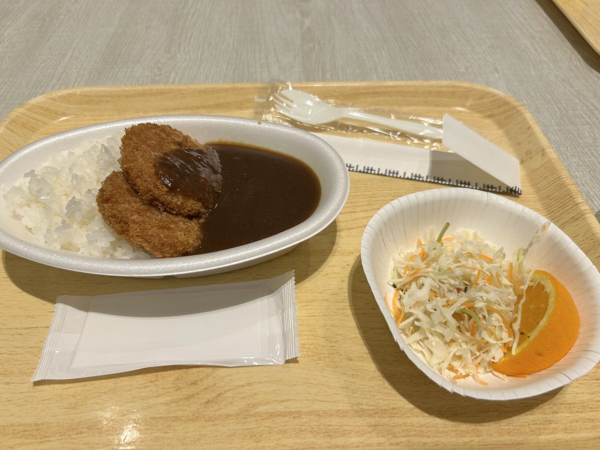 ebi_tamr's tweet photo. 昨日の夕食なんだけど、カレーおかわりする時にご飯「少なめ」って言ったら写真の倍ぐらいの米を盛られました。許しません。 https://t.co/J7fP7ty9ZP