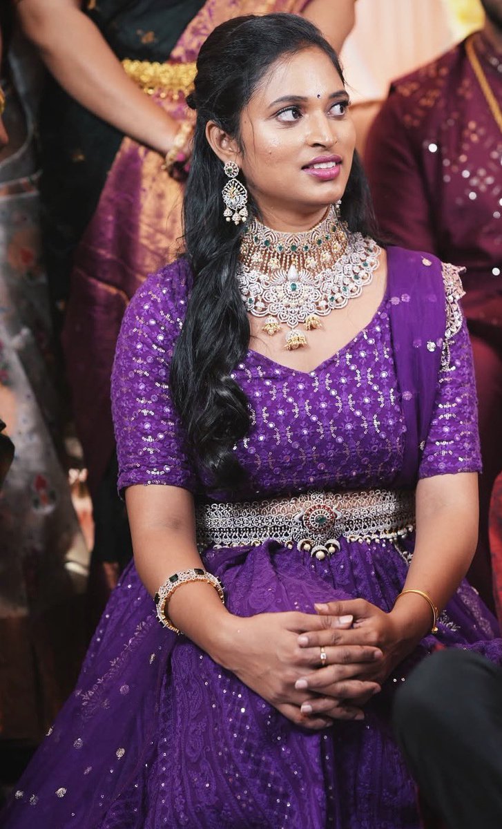 Bangkok bazaar ninja… naatu kasi mommy ante ide gurthosthadi, deenni veyyali aa naatu puvvu ruchi telusthadi. Bazaar munda kotti kotti veyyale ninnu public lo🤤🥵