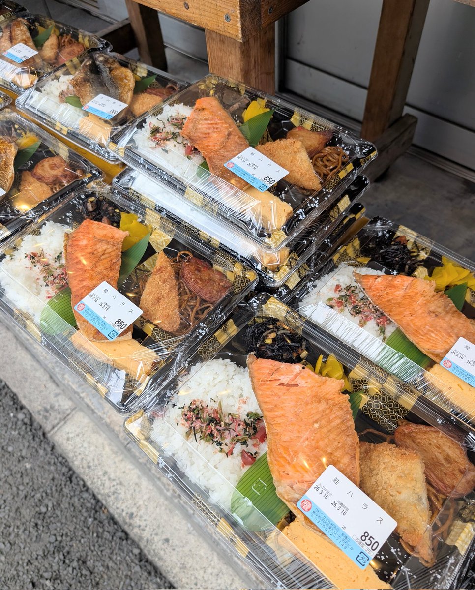 新橋の「タカマル鮮魚店」お昼はクソデカいお魚お弁当をリーズナブルな価格で販売していておすすめです。