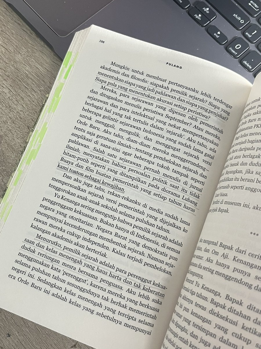 1311vaa's tweet photo. akuu lagi baca novel Pulang by Leila S Chudori 😽 cinta bgt sm novel ini 🫰🏻🫰🏻🫰🏻 tapi udah mau end widjwjdjs sedih bgt:(( 💔💔💔 https://t.co/Clc2zgcaNK