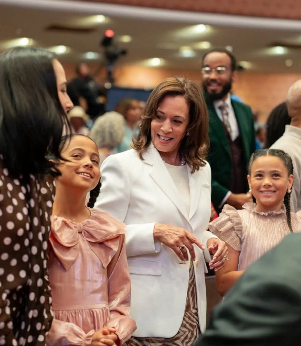 AuthorJoeNBrown's tweet image. A snapshot of VP #KamalaHarris with her niece Meena and great-nieces, Amara and Leela, at West Angeles Church of God in Christ on Easter Sunday. ☀️

📸: Jacquelyn McDonald