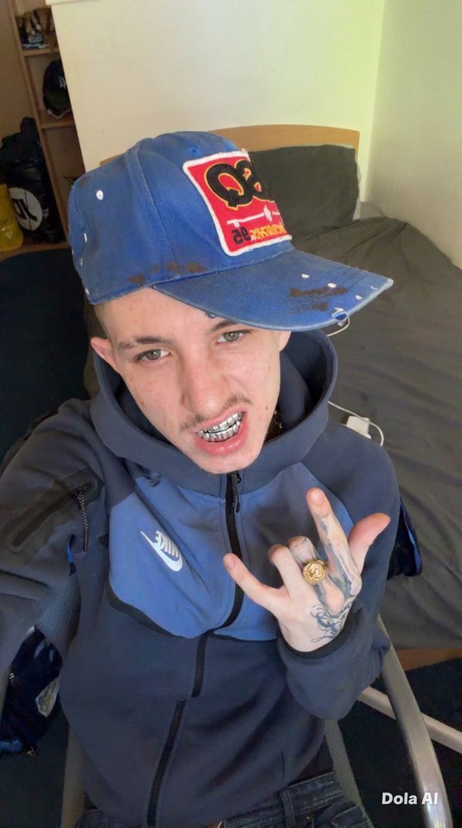 Jcee24zz's tweet photo. Gold Or Silver 
Who’s paying for master to get grills 🫴🏼💷
#findom #master #cashsubs #scallyalpha #cashsub #alpha https://t.co/akUMwmd3sa