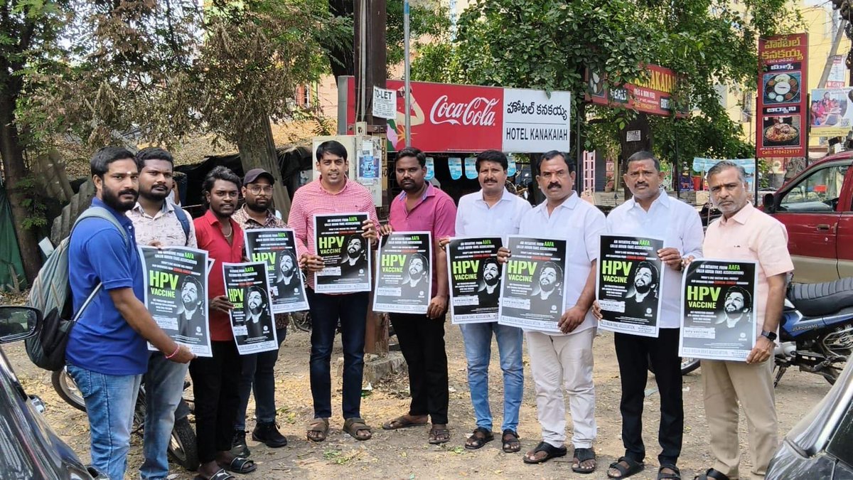 AAFAOnline's tweet photo. క్యాన్సర్ రహిత సమాజం దిశగా అడుగులు: హెచ్.పి.వి (HPV) అవగాహన పోస్టర్ ఆవిష్కరణ
హనుమకొండలో సామాజిక బాధ్యతతో కూడిన ఒక మంచి కార్యక్రమం జరిగింది. అల్లు అర్జున్ ఫ్యాన్స్ అసోసియేషన్ ఆధ్వర్యంలో నిర్వహించిన హెచ్.పి.వి (HPV) వైరస్ అవగాహన పోస్టర్‌ను ముఖ్య అతిథులు ఆవిష్కరించారు.

ముఖ్య అతిథులు:
ఈ కార్యక్రమానికి 60వ డివిజన్ కార్పొరేటర్ మరియు దాస్యం ప్రణయ్ భాస్కర్ ఫౌండేషన్ చైర్మన్ శ్రీ దాస్యం అభినవ్ భాస్కర్ గారు హాజరై, తన చేతుల మీదుగా పోస్టర్‌ను ఆవిష్కరించారు. ఈ సందర్భంగా ఆయన మాట్లాడుతూ, ప్రాణాంతకమైన క్యాన్సర్ల బారి నుండి రక్షణ పొందడానికి అవగాహన ఒక్కటే మార్గమని, ఇలాంటి సామాజిక కార్యక్రమాలు చేపట్టడం అభినందనీయమని కొనియాడారు.

పాల్గొన్న ప్రముఖులు:
ఈ కార్యక్రమంలో అల్లు అర్జున్ ఫ్యాన్స్ అసోసియేషన్ ప్రతినిధులు మరియు స్థానిక నాయకులు ఉత్సాహంగా పాల్గొన్నారు:

అచ్చుకట్ల రమేష్: ఉమ్మడి జిల్లాల అధ్యక్షులు
విజయ్: జిల్లా జాయింట్ సెక్రెటరీ
జనగాని శంకర్: హనుమకొండ సిటీ అధ్యక్షులు
నాగేందర్: వరంగల్ సిటీ వైస్ ప్రెసిడెంట్
బిట్టు మరియు ఇతర బిజెపి నాయకులు, కార్యకర్తలు.

#AAFASupportsHPVDrive
#HPVVaccine
#CervicalCancerAwareness
#SwasthNariViksitBharat