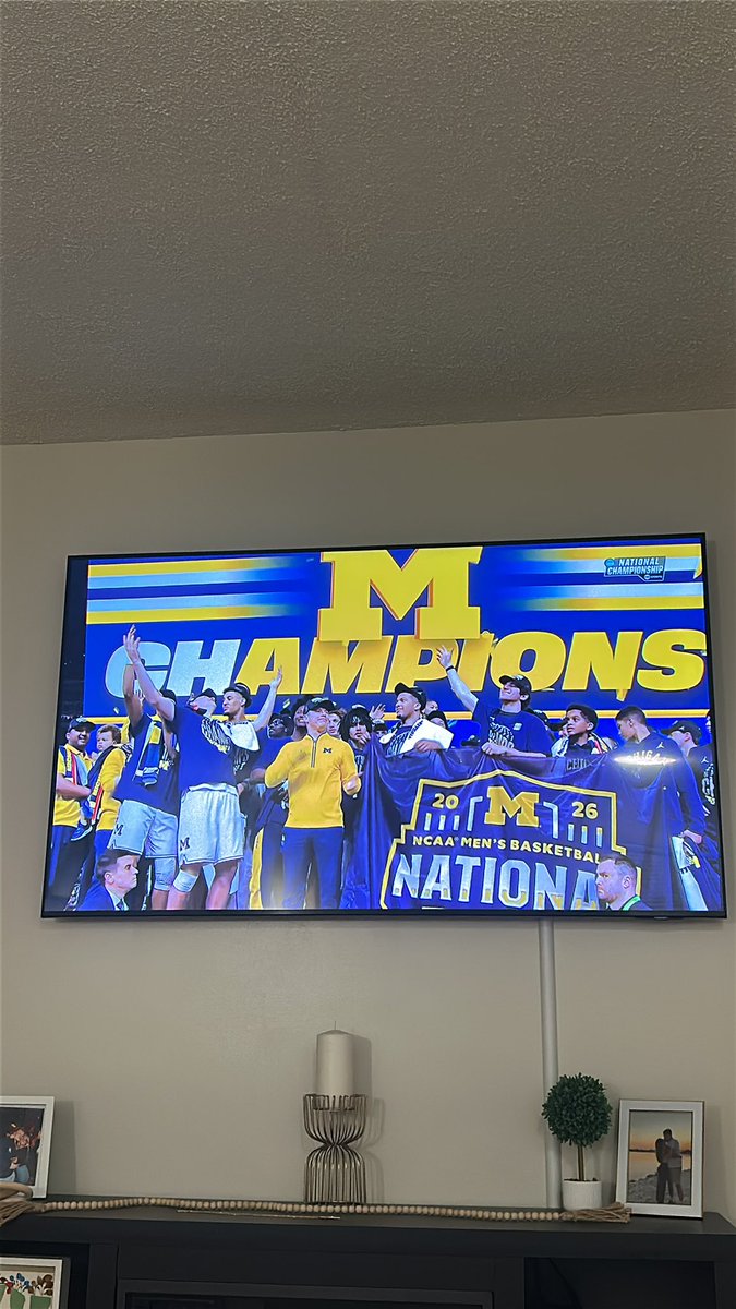 and_johnson's tweet photo. 🥹〽️ #Goblue https://t.co/KQApIzkRki