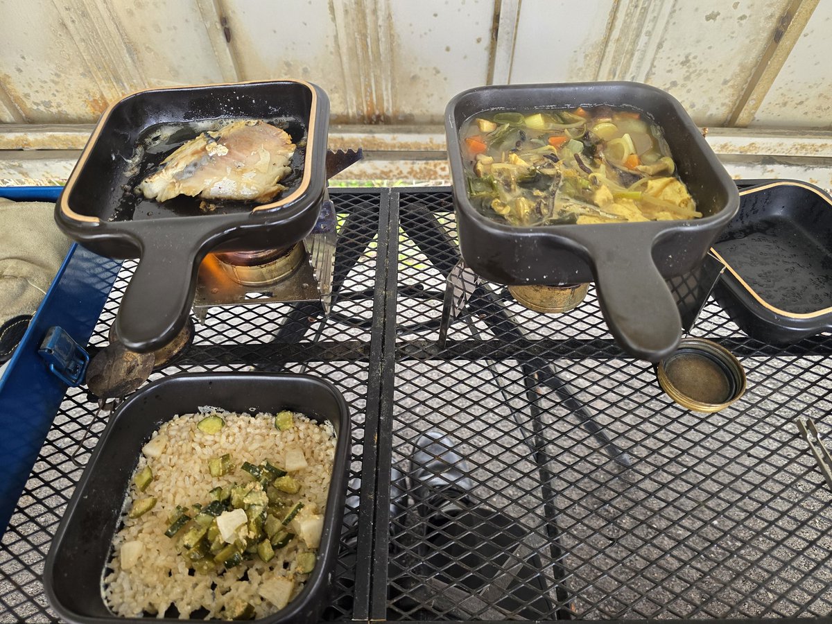 hiyoko25eri's tweet photo. 会社ランチ(アルスト調理)
味噌󠄀汁、玄米炊飯、焼き鯖、ぬか漬け
#リュウジの万能スキレット
レギラー&ラージ
#lixada 焚き火台
#パーツ精工Pokeco
#trangia&ガオバブdeepアルスト
#四毒抜き https://t.co/gi00LS6KHe