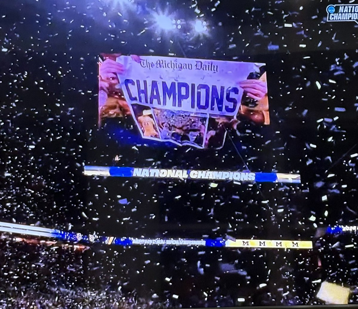 JillianBerman's tweet photo. No better way to celebrate a Michigan win than seeing an @michigandaily / @theblockm page on TV! Go blue! https://t.co/b3lreN5Mcv