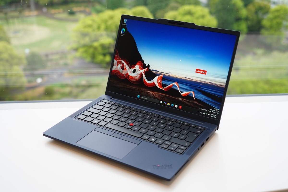 NANA_CoRRiENTE's tweet image. きょうの取材の1件目はレノボ。

「ThinkPad」新製品10モデルが発表。全機「Copilot+ PC」に対応でAI性能を強化。軽量化やメンテ性も刷新。

約977gのX1 Carbonなど注目機種を揃え、X1は本日発売、他モデルも5月以降順次展開。
#Lenovo #ThinkPad