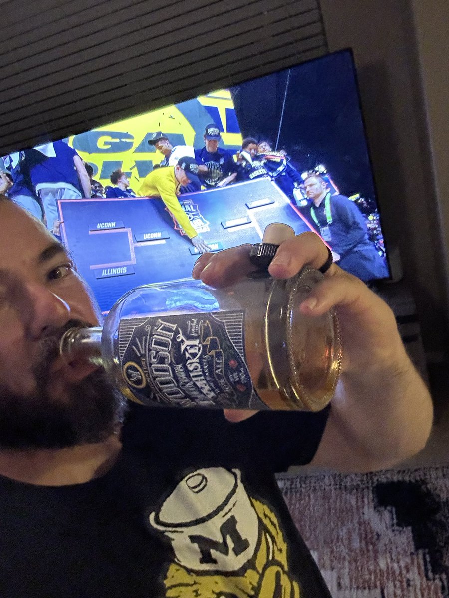BEAMEN24's tweet photo. Hail to the victors!! #GoBlue @CharlesWoodson @JalenRose @umichbball_ https://t.co/diIi4FOSeD