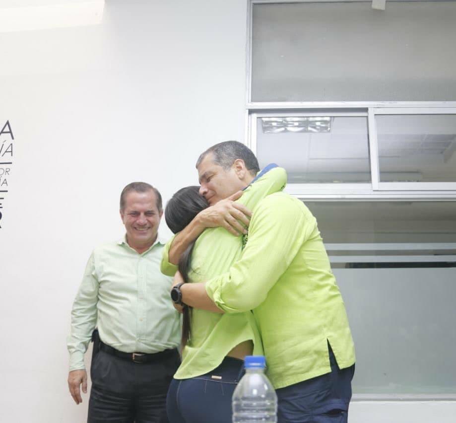 Aquí seguimos, con la misma fuerza de ese abrazo en 2017. Feliz cumpleaños, querido Presi <a href="/MashiRafael/">Rafael Correa</a>! ❤️🎉