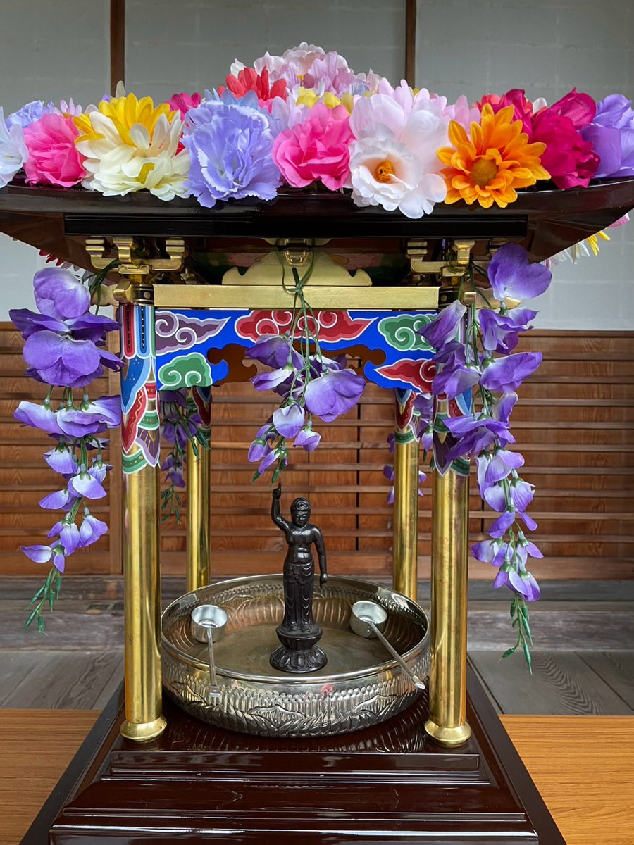 hugensan's tweet photo. 花御堂準備完了‼️
明日、4月8日はお釈迦様がお生まれになられた日です。常覺寺においても花御堂をお祀りしお釈迦様のお誕生をお祝い致します。お時間がございましたらご参詣下さい。甘茶のご接待を用意しお待ち致します。合掌
#常覺寺 #賀名生のふげんさん #花祭 #隠れ寺霊場 #五條市 https://t.co/PNGFfCXJ84