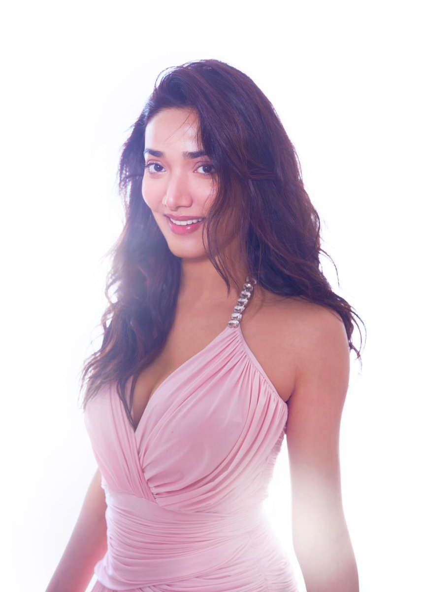 filmfare's tweet image. #MedhaShankr looks radiant as ever in a classic ensemble. ♥️

#FilmfareFashion #Celebs