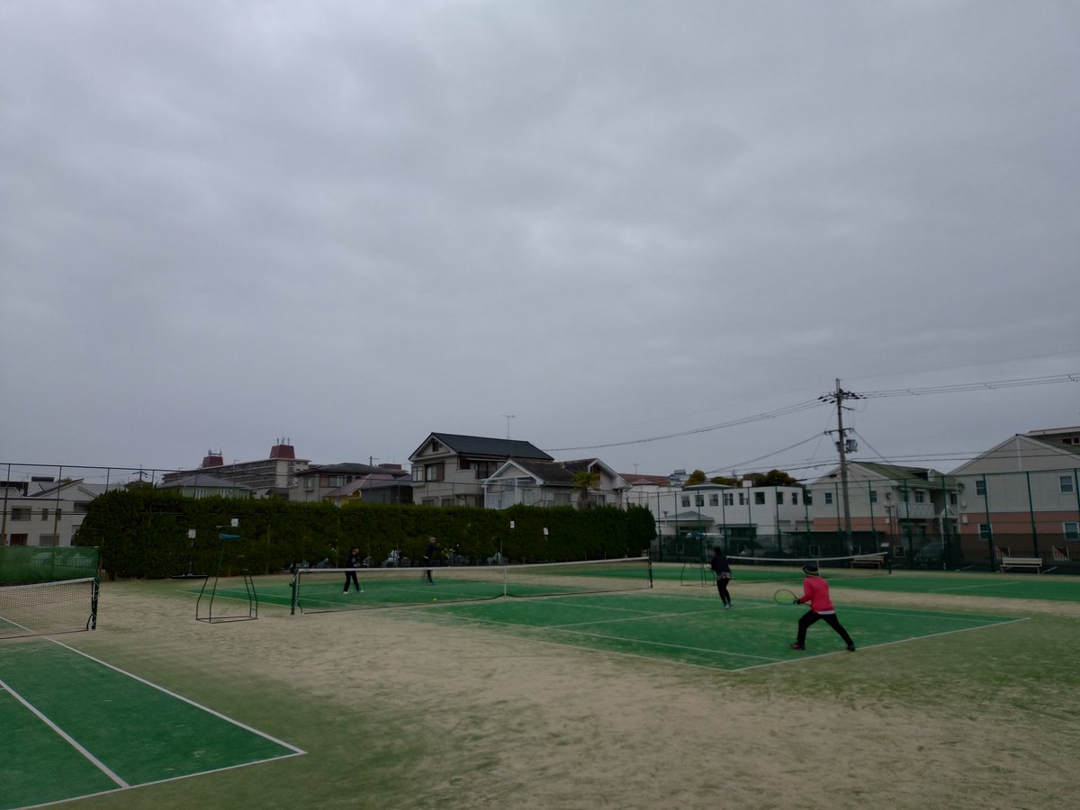 西河原南コート🎾
朝寒くなかったから春の服装で行ったら風も冷たくてめっちゃ寒い🤣
とにかく動き回るしかない😂
☔パラパラでよかった😆