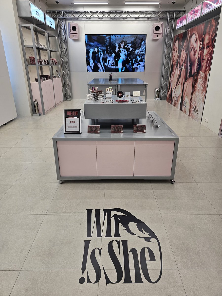 dengatron's tweet photo. Pop-up store is 😍😍😍😍 the drinks and the donuts are also surprisingly good!

#키스오브라이프 #KISSOFLIFE #KIOF
#Who_is_she #Who_is_she_POPUP
#사운드웨이브 https://t.co/ocSFg3OJsa