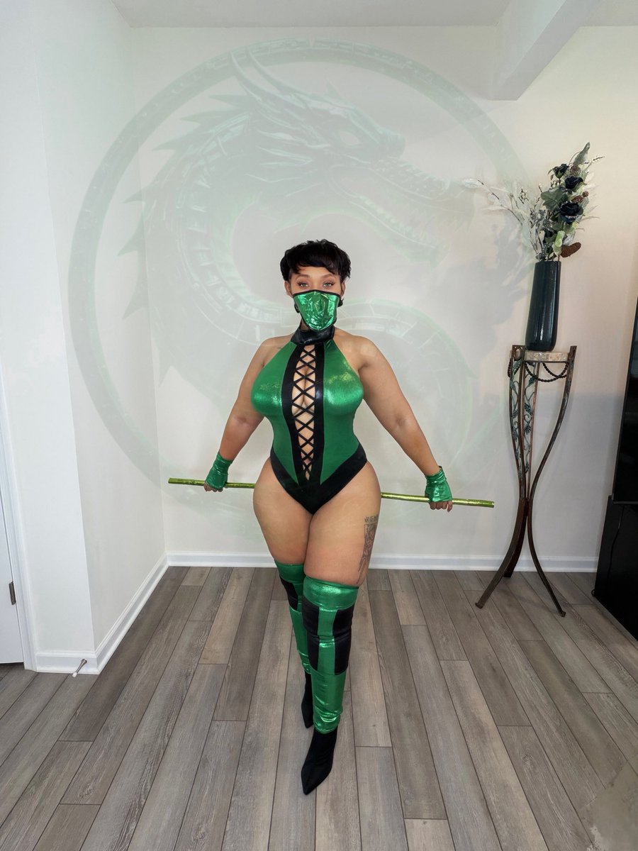 kawaiipanda_xo's tweet image. Stealth, sass, and that green glow ✨💚 #MortalKombat just got a little fiercer. Who’s ready to fight? 🐉💥

#JadeCosplay #MortalKombat #cosplayer #FighterVibes #GamingCommunity
