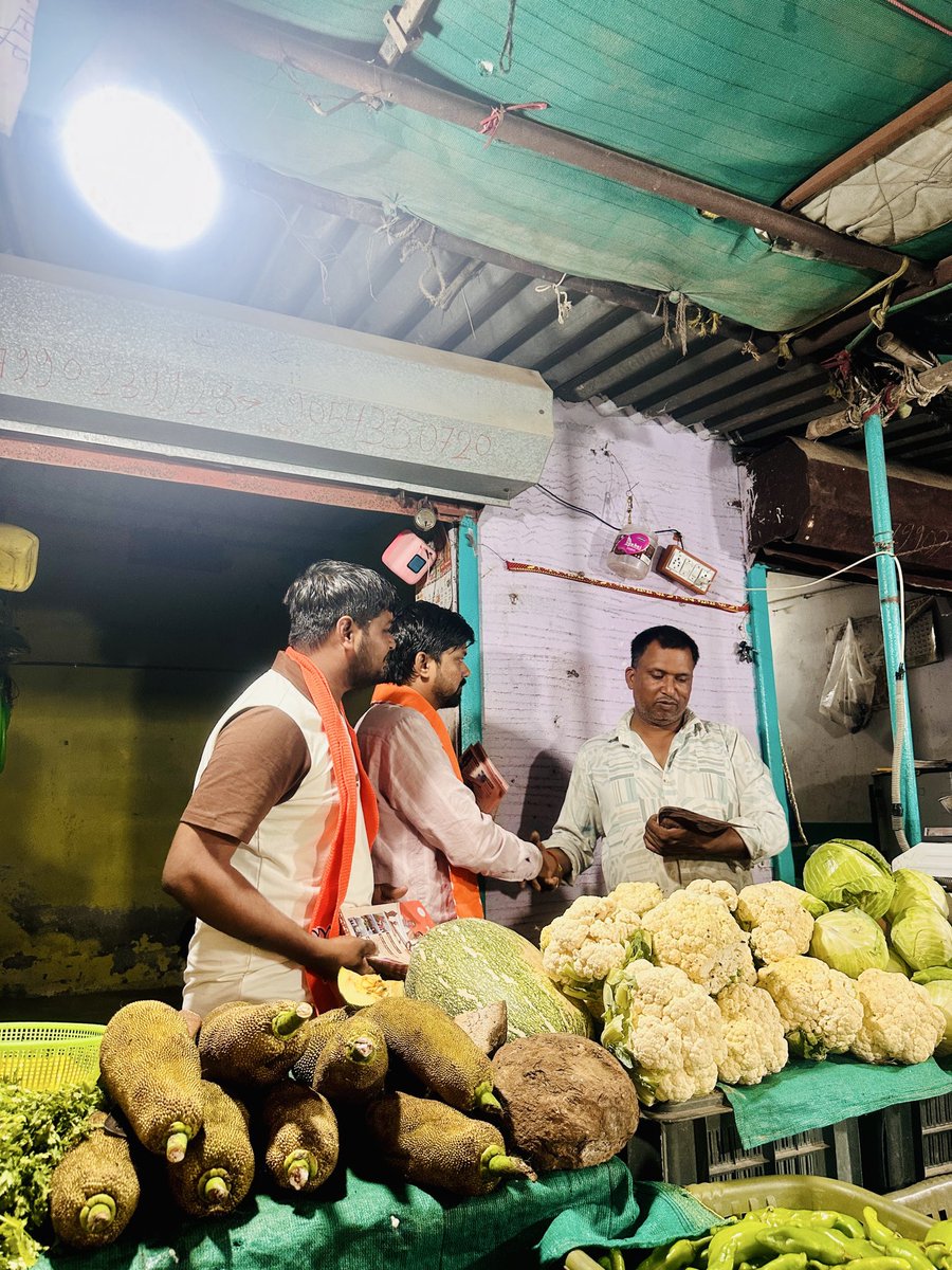 Deepakthakor01's tweet photo. બુથથી લઈને ઘર સુધી- ભાજપનો સંકલ્પ મજબૂત. 🚩
વિકાસની ગાથા સાથે જનતા સુધી સીધી પહોંચ!

ભારતીય જનતા પાર્ટી દ્વારા આયોજિત ‘બુથ મહાસંપર્ક અભિયાન’ અંતર્ગત આજરોજ રામોલ હાથીજણ વોર્ડના વિનોબાભાવેનગર ના તમામ બુથોમાં ભારતીય જનતા પાર્ટીની વિકાસ ગાથાની પત્રિકા વિતરણ કરીને પ્રચાર કર્યો. https://t.co/CI7xYyPPfU