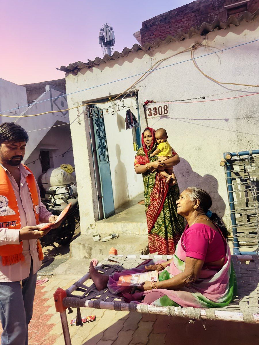 Deepakthakor01's tweet photo. બુથથી લઈને ઘર સુધી- ભાજપનો સંકલ્પ મજબૂત. 🚩
વિકાસની ગાથા સાથે જનતા સુધી સીધી પહોંચ!

ભારતીય જનતા પાર્ટી દ્વારા આયોજિત ‘બુથ મહાસંપર્ક અભિયાન’ અંતર્ગત આજરોજ રામોલ હાથીજણ વોર્ડના વિનોબાભાવેનગર ના તમામ બુથોમાં ભારતીય જનતા પાર્ટીની વિકાસ ગાથાની પત્રિકા વિતરણ કરીને પ્રચાર કર્યો. https://t.co/CI7xYyPPfU