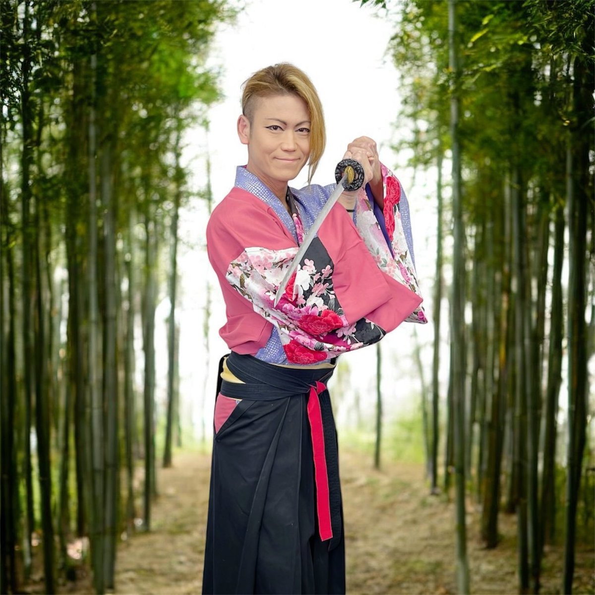 corislive's tweet photo. 「殺陣体操」が熱い！⚔️ 
刀(棒)を持つと、皆さんの表情もパッと明るく背筋もシャキッ✨
 「侍になりきって動く」のは、最高の脳トレ！
何より、皆さんの笑顔が一番の「効果」かも☺️
 #殺陣 #シニアライフ #健康寿命 https://t.co/7YtcDPBguy